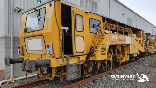 Railway track tamping machine