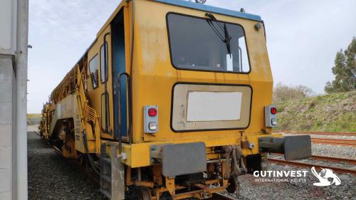 Railway track tamping machine