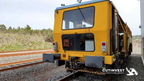 Railway track tamping machine