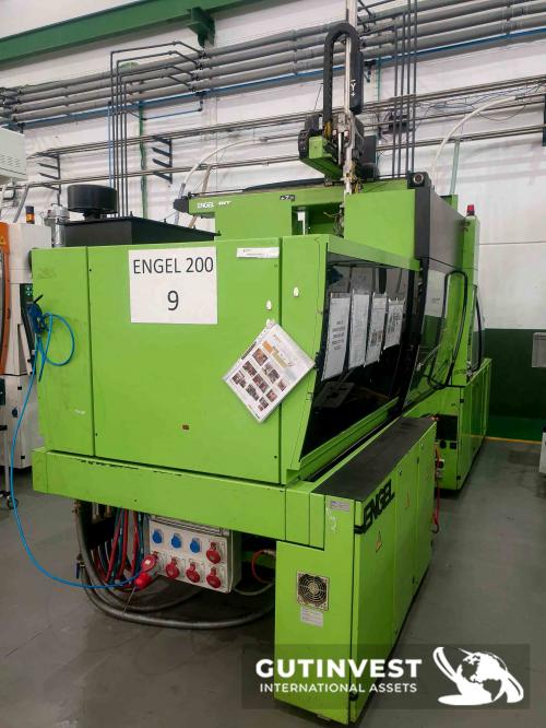 200Tn plastic injection molding machine + robot