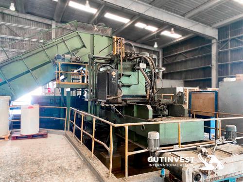Pressing and wrapping line of cardboard or plastic bales
