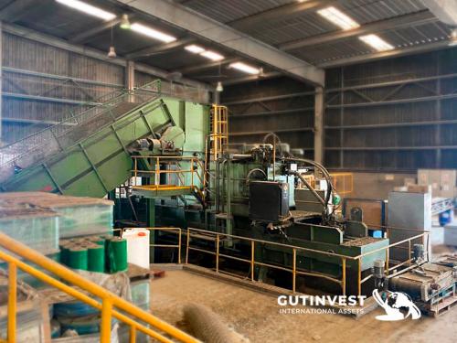 Pressing and wrapping line of cardboard or plastic bales