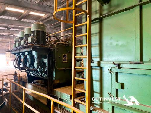 Pressing and wrapping line of cardboard or plastic bales