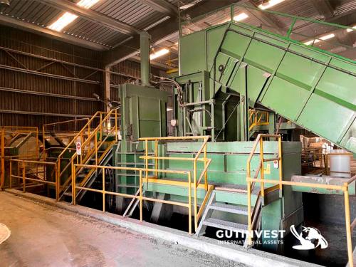 Pressing and wrapping line of cardboard or plastic bales