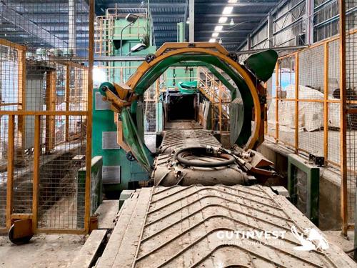 Pressing and wrapping line of cardboard or plastic bales