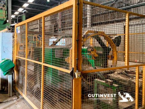 Pressing and wrapping line of cardboard or plastic bales