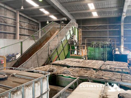 Pressing and wrapping line of cardboard or plastic bales