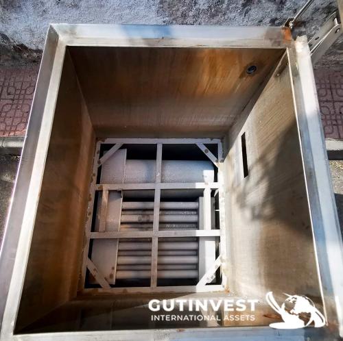 Stainless steel container with basket