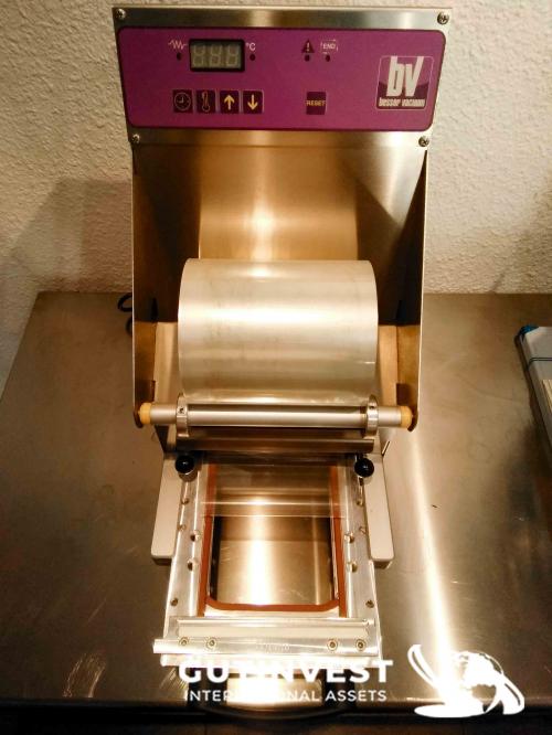 Semi-automatic sealing machine