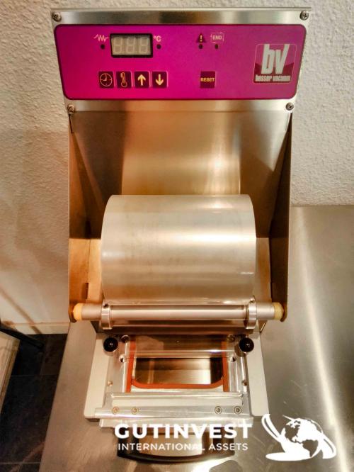 Semi-automatic sealing machine