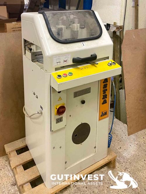 Cutting saw for aluminum with conveyor belt