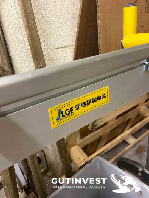 Cutting saw for aluminum with conveyor belt