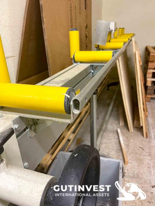 Cutting saw for aluminum with conveyor belt