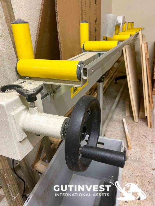 Cutting saw for aluminum with conveyor belt