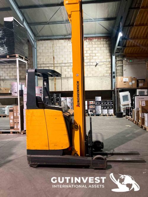 Retractable forklift