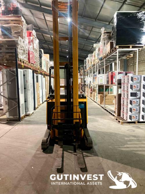 Retractable forklift