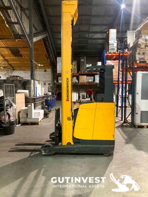 Retractable forklift