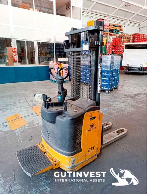 Electric stacker. 