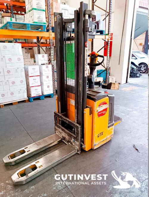 Electric stacker. 