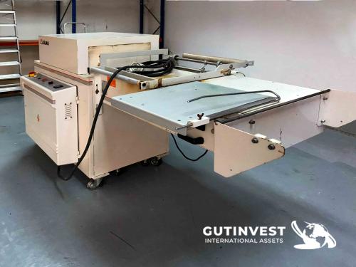 Shrink wrapping machine