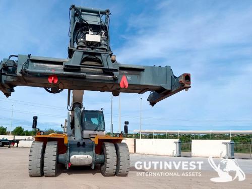 Self-propelled reach truck