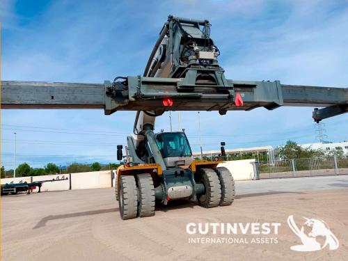 Self-propelled reach truck