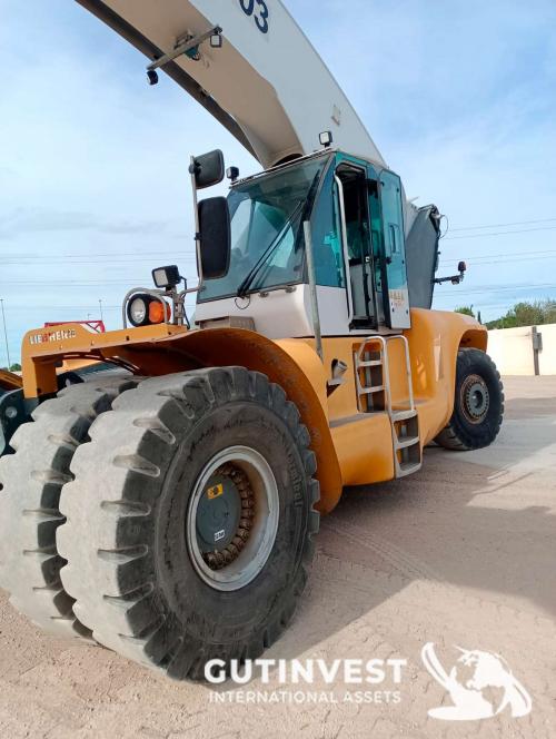 Self-propelled reach truck