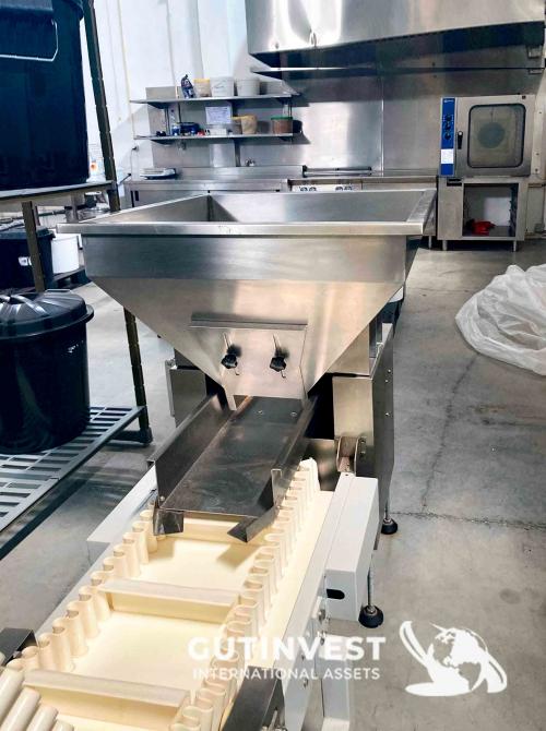 Semi-automatic vertical packaging and filling line