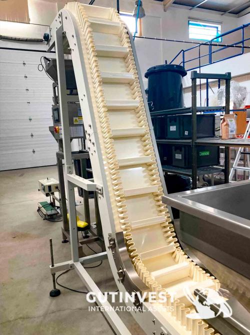Semi-automatic vertical packaging and filling line