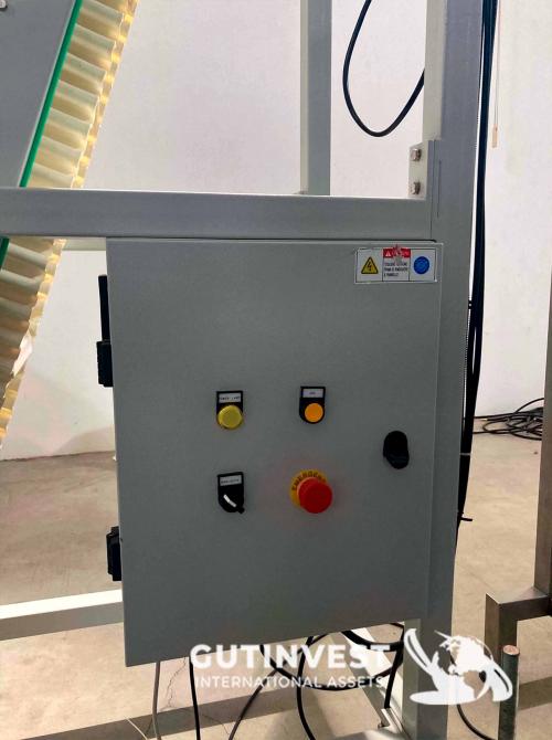 Semi-automatic vertical packaging and filling line