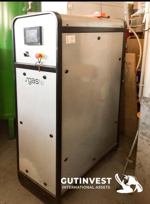 Nitrogen generator with tank