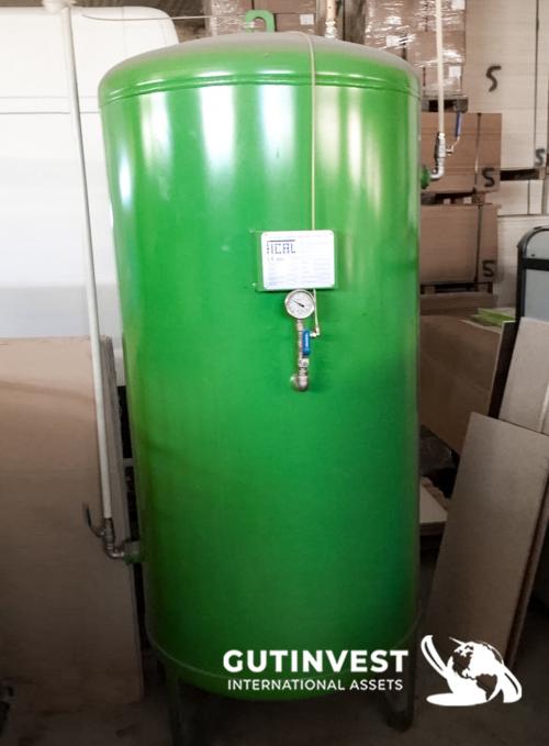 Nitrogen generator with tank