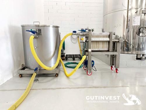 Complete lot of machinery for olive oil packaging