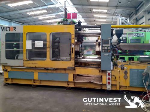 Plastic injection molding machine - 550Tn