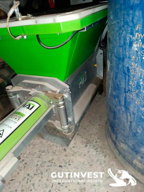 Machine for pumping and spraying ready-mixed materials