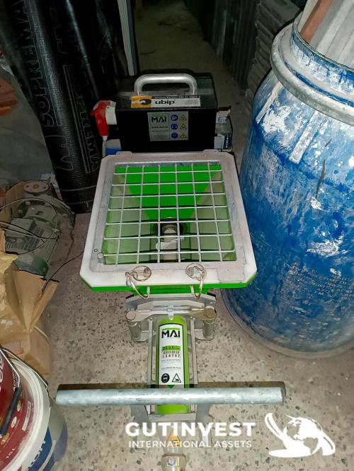 Machine for pumping and spraying ready-mixed materials