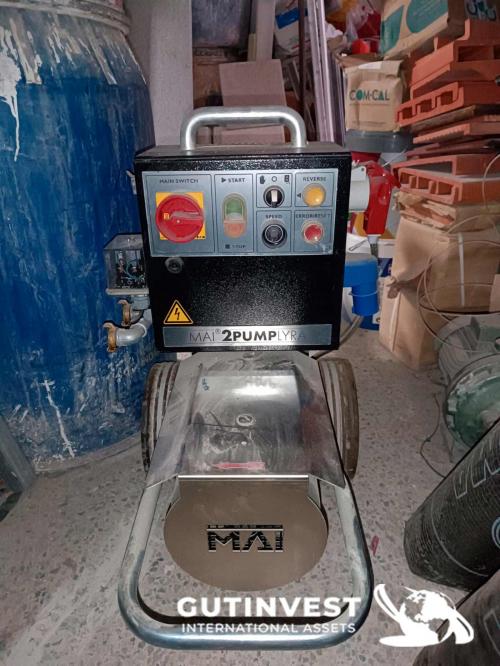 Machine for pumping and spraying ready-mixed materials