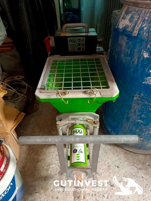Machine for pumping and spraying ready-mixed materials