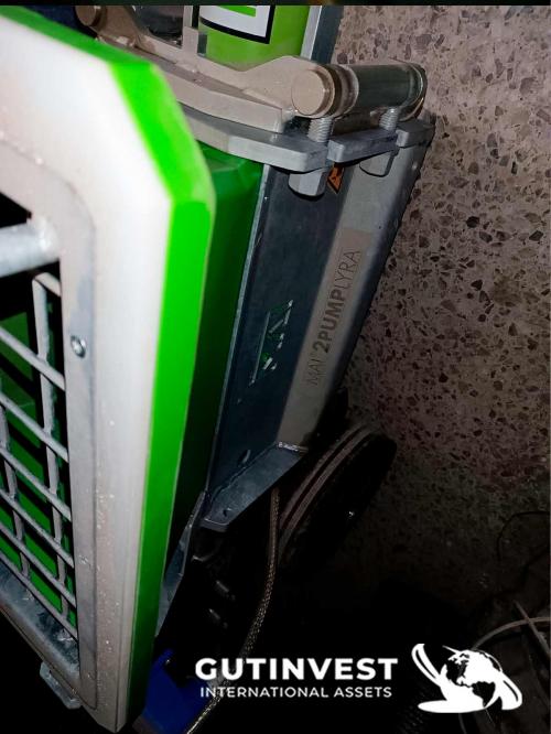 Machine for pumping and spraying ready-mixed materials