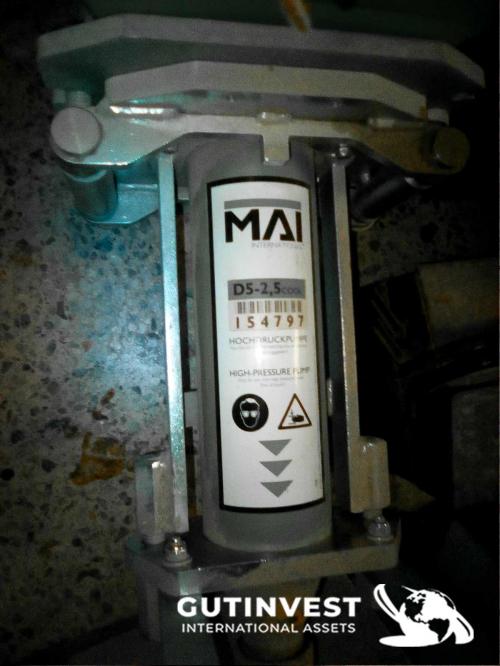 Machine for pumping and spraying ready-mixed materials