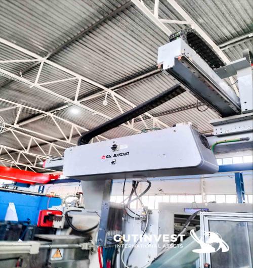 Plastic injection molding machine with robot - 270Tn