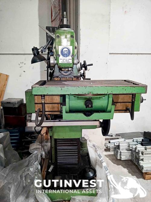 Milling machine with display 