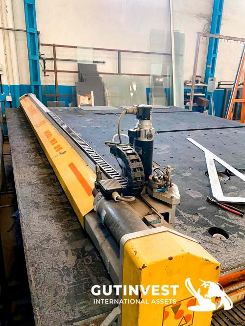 Cutting table for laminated glass