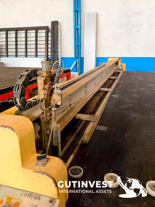 Cutting table for laminated glass