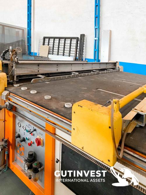 Cutting table for laminated glass