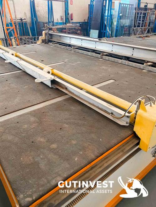 Cutting table for laminated glass