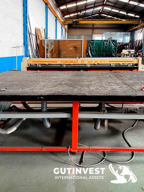 Cutting table for laminated glass