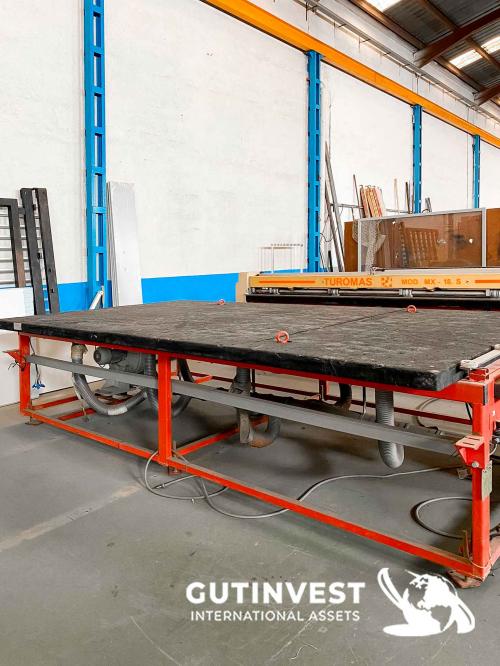 Cutting table for laminated glass