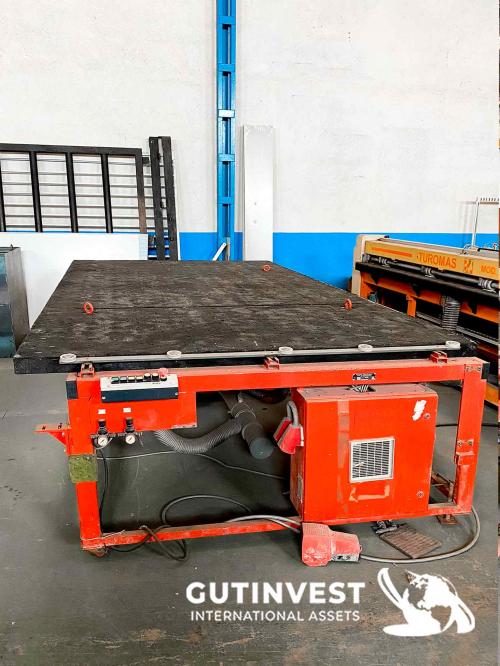 Cutting table for laminated glass