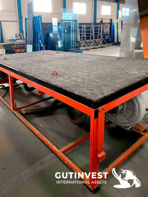 Cutting table for laminated glass